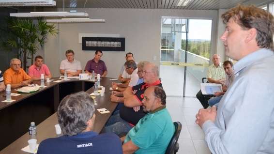 Pavimentação do Distrito Industrial é discutida em Nova Veneza 5 Pavimentação do Distrito Industrial é discutida em Nova Veneza