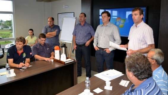 Pavimentação do Distrito Industrial é discutida em Nova Veneza 8 Pavimentação do Distrito Industrial é discutida em Nova Veneza