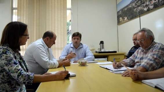 Prefeito e vice reúnem secretários para avaliação