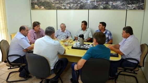 Prefeito e vice reúnem vereadores antes de sessão
