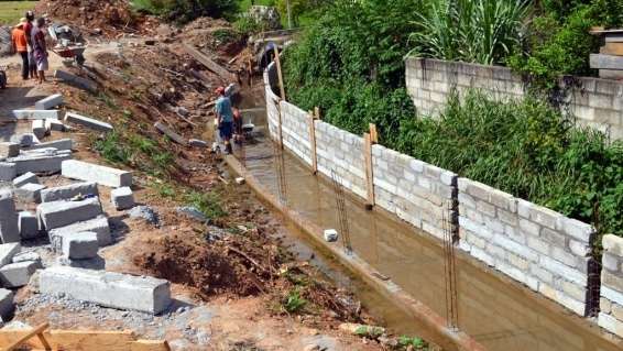 Canal de drenagem é construído para evitar cheias no centro