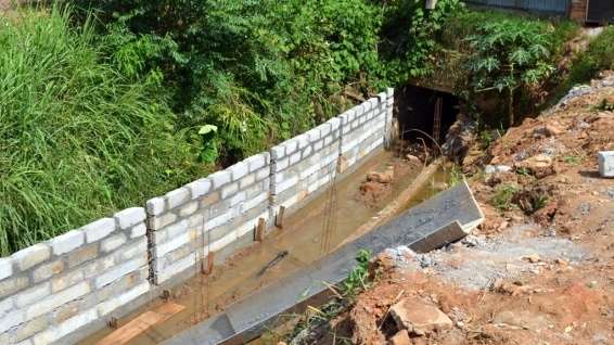 Canal de drenagem é construído para evitar cheias no centro