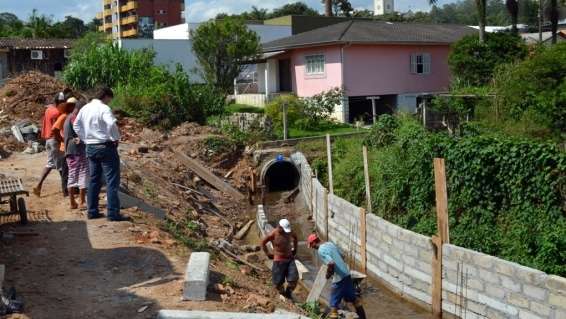 Canal de drenagem é construído para evitar cheias no centro