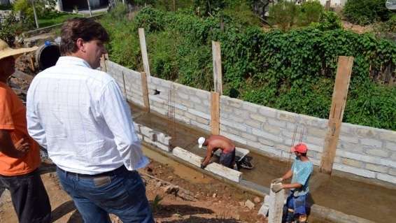 Canal de drenagem é construído para evitar cheias no centro