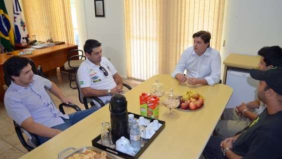 Prefeito recebe campeões do enduro da lua cheia 1 Prefeito recebe campeões do enduro da lua cheia