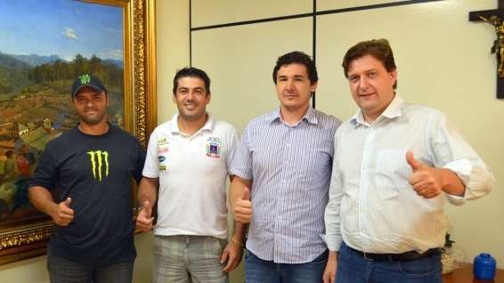 Prefeito recebe campeões do enduro da lua cheia