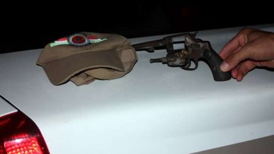 A segunda arma encontrada em posse dos suspeitos foi este revólver .38 com quatro munições.