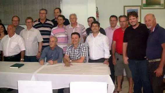  Betão, Geninho Zanoni, Evandro Boaroli, Jaime Ghislandi e Dado Ghislandi estiveram na reunião do PMDB regional em Siderópolis na quarta-feira. A pauta foi a campanha eleitoral em Criciúma.