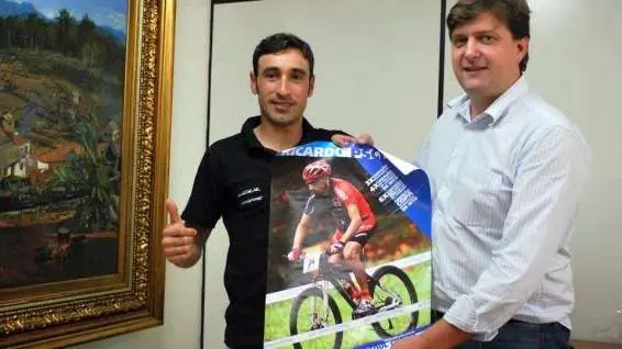 Evandro Gava recebe visita de ciclista campeão