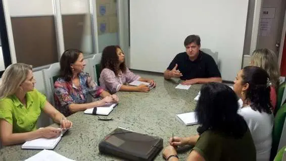 Evandro Gava recebe sindicato e assume compromisso com professores
