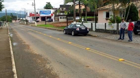 Tachões e lombada na Rua Antonio Remor