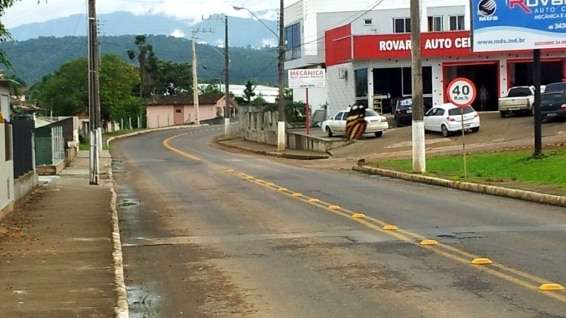 Tachões e lombada na Rua Antonio Remor