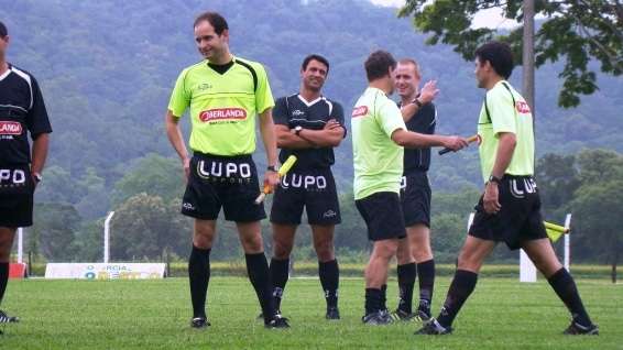 Alunos de Nova Veneza participam de treino com árbitros da FCF