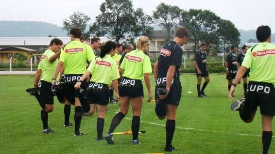 Alunos de Nova Veneza participam de treino com árbitros da FCF