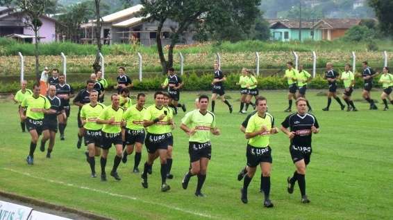 Alunos de Nova Veneza participam de treino com árbitros da FCF