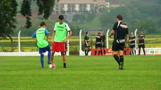 Alunos de Nova Veneza participam de treino com árbitros da FCF