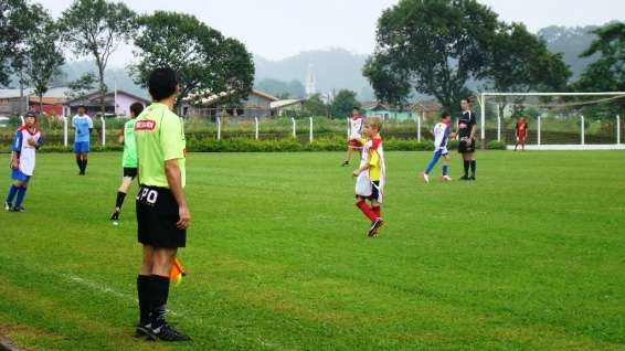 Alunos de Nova Veneza participam de treino com árbitros da FCF