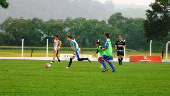 Alunos de Nova Veneza participam de treino com árbitros da FCF