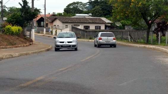 Tachões e lombada na Rua Antonio Remor