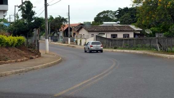 Tachões e lombada na Rua Antonio Remor