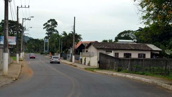 Tachões e lombada na Rua Antonio Remor