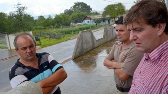 Tachões e lombada na Rua Antonio Remor