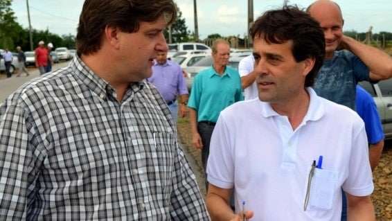 Evandro Gava e Zé Spilere acompanham experimentos sobre arroz irrigado