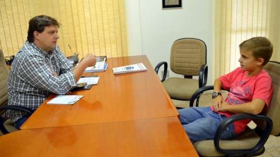 Prefeito recebe estudante no gabinete