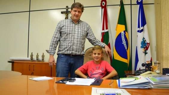 Prefeito recebe estudante no gabinete