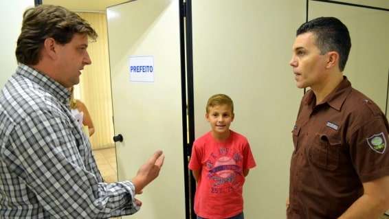 Prefeito recebe estudante no gabinete