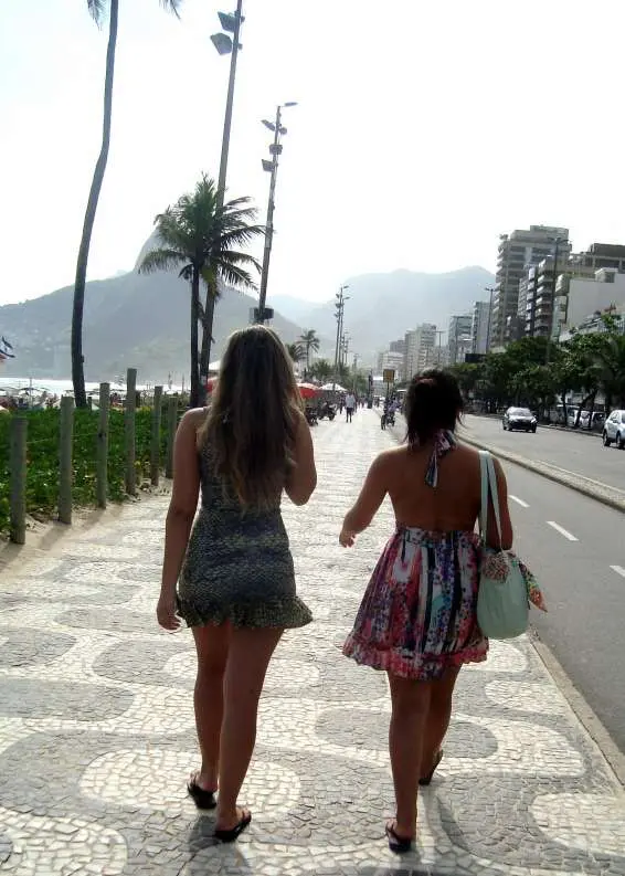 As garotas de Ipanema: Monique Destro e Joana Niehues.