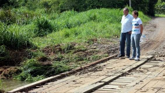 Presidente da Câmara de Vereadores, Betão Ranacoski e Vereador Aroldo Frigo Jr. avaliam estragos provocados pela chuva