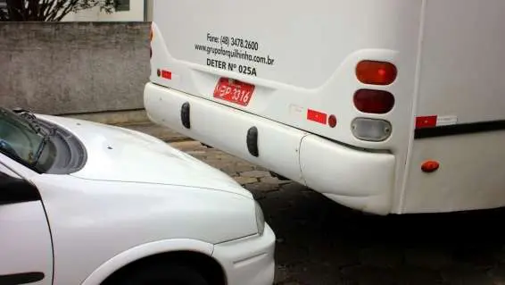 Ônibus dá marcha ré e colide em carro parado no Centro de Nova Veneza