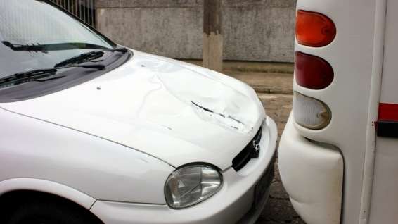 Ônibus dá marcha ré e colide em carro parado no Centro de Nova Veneza