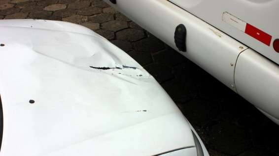 Ônibus dá marcha ré e colide em carro parado no Centro de Nova Veneza