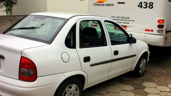 Ônibus dá marcha ré e colide em carro parado no Centro de Nova Veneza