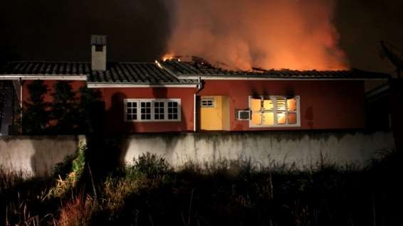 Casa do ex-vereador Valtenir De Mattia pega fogo em Nova Veneza