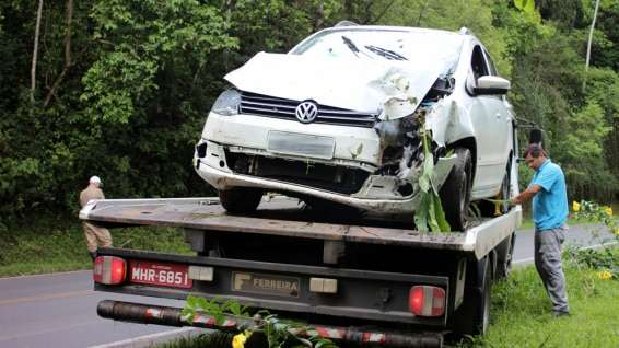 Jovem perde controle de veículo e sai da pista na SC-447