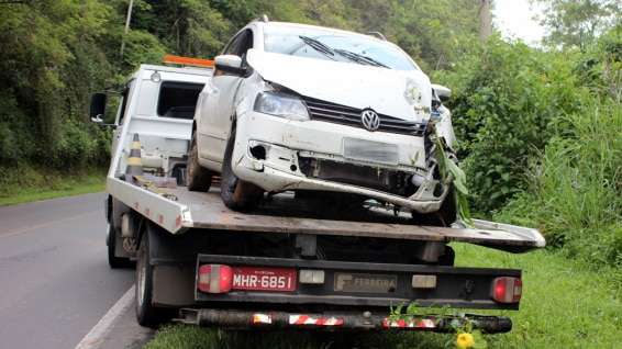 Jovem perde controle de veículo e sai da pista na SC-447