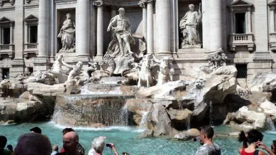 Quando estive na Itália em 2010 estivemos na Fontana de Trevi uma das atrações turísticas principais da “cidade eterna”, Roma.