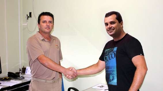 Comandante da PM de Nova Veneza, Subtenente Valcir de Souza e o Editor do Portal Veneza, Willians Biehl