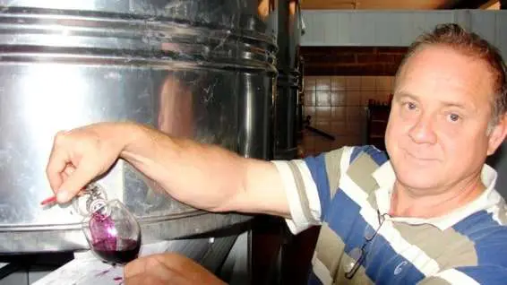 Onévio Colombo da Cantina Borgo Gava provando nova safras de vinhos.