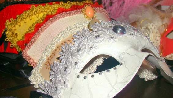 Artesãs iniciam montagem das máscaras do Carnevale di Venezia