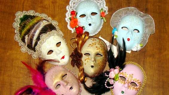 Artesãs iniciam montagem das máscaras do Carnevale di Venezia