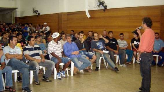 Metalúrgicos rejeitam proposta e adiam greve 1 Metalúrgicos rejeitam proposta e adiam greve