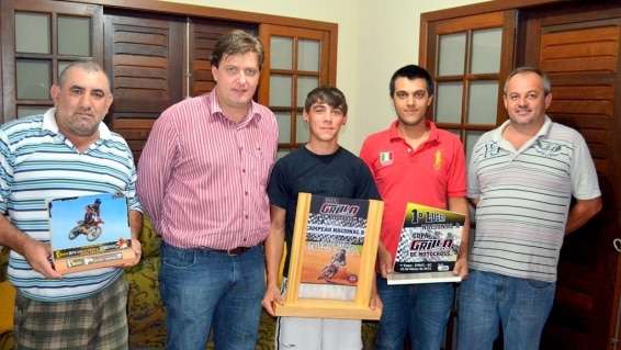 Prefeito visita campeão de motocross