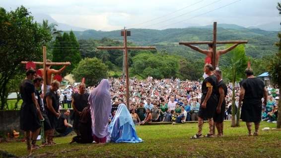 Fiéis realizam Via Crucis 1 Fiéis realizam Via Crucis