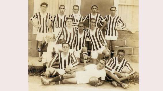 Escalação do time de futebol da histórica foto - Da esquerda para a direita, em pé: Orlando Bortoluzzi, Artur Campos (Tuca), Dino Gorini (depois, médico de Nova Veneza), Mário Bortoluzzi e Milton Paladini; no centro: Aquilino Luiz Cirimbelli (2º prefeito eleito), Felipe Bacha e Renato Vilar Rabelo; à frente: DINO FÚLVIO BORTOLUZZI (mascote, então com 5 anos), Adolfo Bortoluzzi, Benjamim Mezzari (goleiro) e Emiliano Dias. Na bola, está a denominação " Veneza".