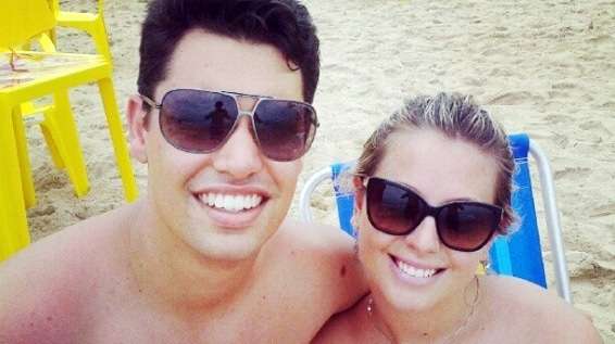 O casal Artur Barcelos Henrique e Bruna Boaroli curtindo o restinho do verão.