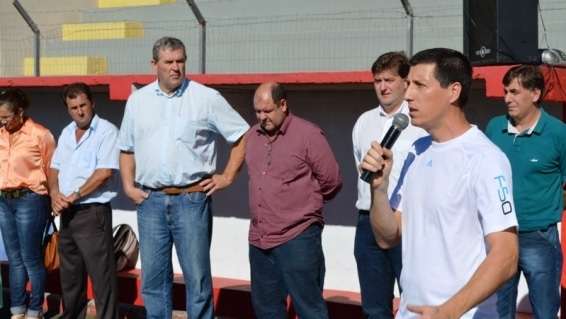 Iniciou nesta sexta-feira (22) em Nova Veneza a disputa dos Jogos Escolares Venezianos (JEVS). O campeonato, organizado pela prefeitura, através da Secretaria de Educação e Departamento de Esportes, está na 15º edição. A abertura aconteceu no Complexo Esportivo Antonio Amboni, e contou com a presença do prefeito Evandro Gava, do vice Zé Spilere, do presidente da Câmara de Vereadores, Alberto Ranacoski, e dos vereadores Altevir Amboni, Edilson Milanez e Eloir Minatto.